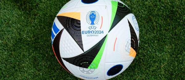 EURO 2024: Oficiální trofej, Fussballliebe, maskot medvěd