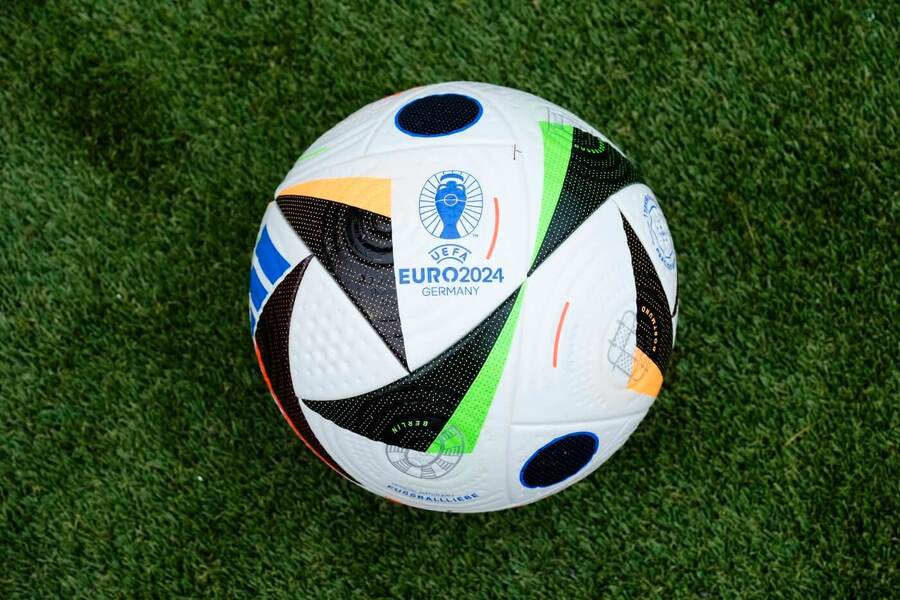 EURO 2024: Oficiální trofej, Fussballliebe, maskot medvěd