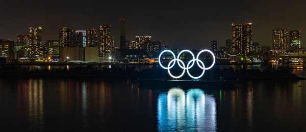 Svítící olympijské kruhy v tokijském zálivu 