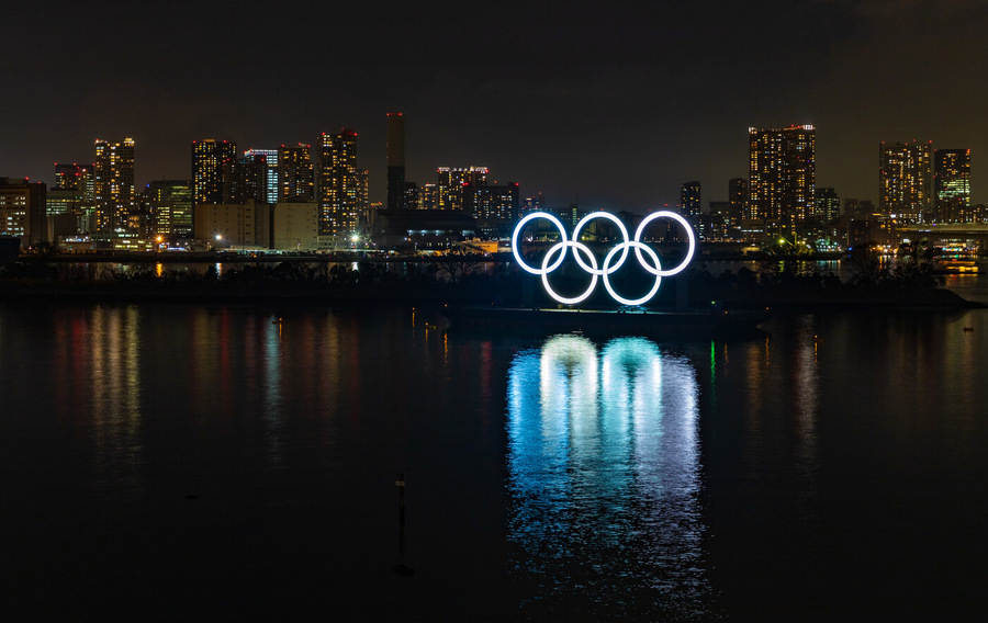Svítící olympijské kruhy v tokijském zálivu