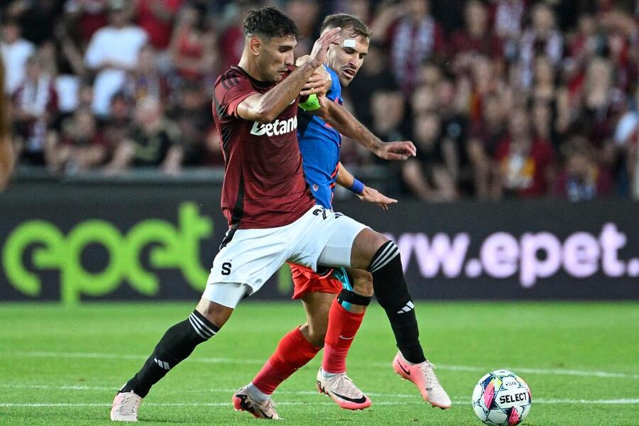 Qazim Laci a Darius Olaru v úvodním duelu mezi Spartou a FCSB